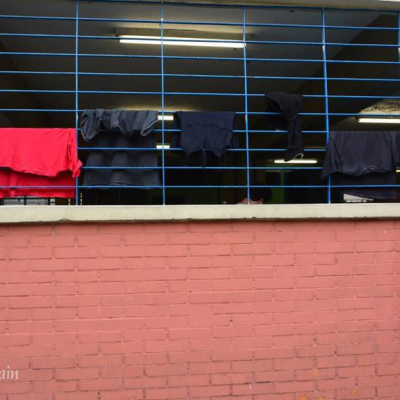 Cotidiano da ocupação, alunos secam as roupas lavadas. Escola Estadual Martin Egidio Damy. Autora: Sônia Bischain, Brasilândia, São Paulo. 2015.