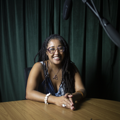 Juliana Gonçalves, jornalista, pesquisadora, gestora de projetos e articuladora política, autora da dissertação O Bem Viver em narrativas de mulheres negras (São Paulo, Escola de Artes, Ciências e Humanidades da Universidade de São Paulo, 2022). Imagem de Alícia Peres.