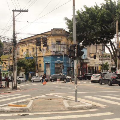 O cruzamento entre as Rua Bueno de Andrade, Rua do Lavapés, Rua do Glicério, Rua Sinimbu, Rua Tamandaré e Rua da Glória foi batizado pela população simplesmente como as “cinco esquinas”. Google Maps