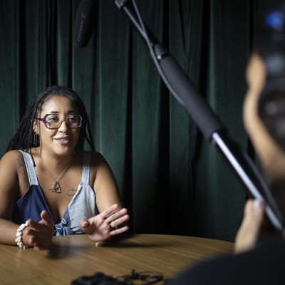 Juliana Gonçalves, jornalista, pesquisadora, gestora de projetos e articuladora política, autora da dissertação O Bem Viver em narrativas de mulheres negras (São Paulo, Escola de Artes, Ciências e Humanidades da Universidade de São Paulo, 2022). Imagem de Alícia Peres.