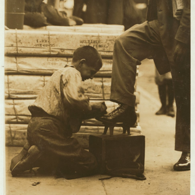 Engraxate no Bowery, Nova York, 1910. Autor: Lewis Wickes Hine.
