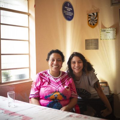 Rose Marcondes, neta de Madrinha Eunice e presidente de honra da Escola de Samba Lavapés recebe Luiza Akimoto e a equipe Cria Coragem. Alícia Peres