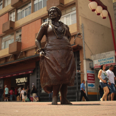 A estátua de Madrinha Eunice na Praça da Liberdade, SP. Alexandre Kishimoto.