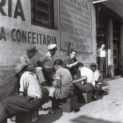 Engraxates trabalhando, década de 50. Autora: Alice Brill.