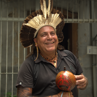 Casé Angatu na frente da Capela dos Aflitos, parte do Cemitério dos Aflitos no qual foram enterrados indigentes, pobres, indígenas e negros. Imagem de Tatiane Ursulino.