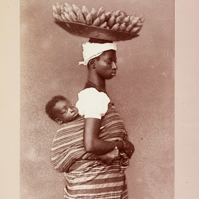Retrato de mulher negra com criança às costas e cesto de bananas na cabeça. c. 1885. Fotografia de Marc Ferrez. Coleção Gilberto Ferrez. Acervo Instituto Moreira Salles.