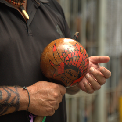 Detalhe do maracá de Casé Angatu, com referência às divindades indígenas Jacy e Tupã. Imagem de Tatiane Ursulino.