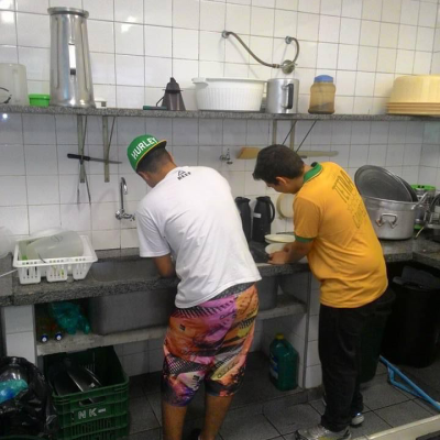 Alunos cozinham, organizam e distribuem refeições na ocupação para todos os estudantes. Escola Estadual Martin Egidio Damy. Acervo pessoal, Brasilândia, São Paulo. 2015.