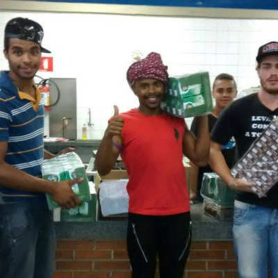 Alunos organizam as doações recebidas na ocupação.Escola Estadual Martin Egidio Damy. Acervo pessoal, Brasilândia, São Paulo. 2015.