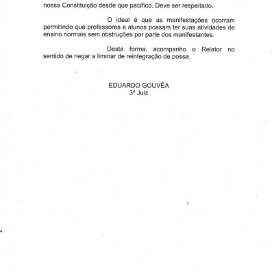 Boletim de ocorrência realizado pela Diretora da Escola Estadual Martin Egidio Damy. Acervo pessoal Thiago Araújo que, mesmo jovem, compreendeu, organizou e manteve todos os documentos relativos à ocupação. Brasilândia, São Paulo. 2015.