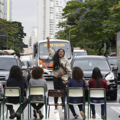 Trancaço mostra a jovem secundarista Marcela Reis. Marlene Bergamo. Pinheiros, São Paulo. 2015.