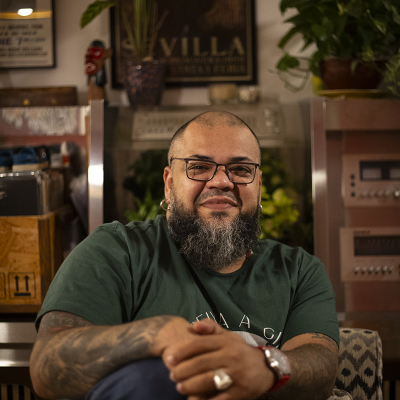 Vagner Souza: Escritor; Co-fundador do Sarau da Brasa; Educador e Analista Institucional.