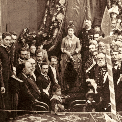 Princesa Isabel, Conde d’Eu e Machado de Assis em detalhe da fotografia Missa campal em celebração à abolição da escravatura. Rio de Janeiro, RJ, 17 maio 1888. Fotografia de Antonio Luiz Ferreira. Acervo Instituto Moreira Salles. Reprodução: Brasiliana Fotográfica.