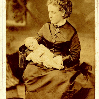 Princesa Isabel segurando nos braços seu primogênito, D. Pedro de Alcântara, príncipe do Grão Pará. Fotografia do Estúdio Henschel & Benque, 1876. Acervo Fundação Biblioteca Nacional.