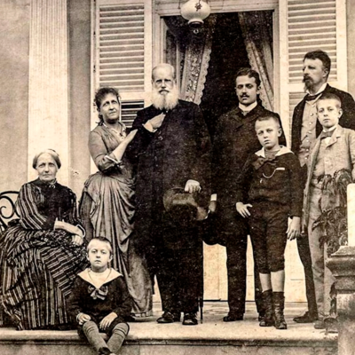 Registrada na varanda do Palácio Isabel (atual Palácio Grão-Pará), em Petrópolis, reúne D. Pedro II, D. Teresa Cristina, a Princesa Isabel, o Conde d'Eu  e seus filhos. Foi tirada apenas seis meses antes do exílio forçado pela Proclamação da República. Família Imperial. Petrópolis, RJ, 23 mai. 1889. Fotografia de Otto Hees. Coleção J.J. Raposo. Museu Histórico Nacional: Acervo Brasiliana Fotográfica.