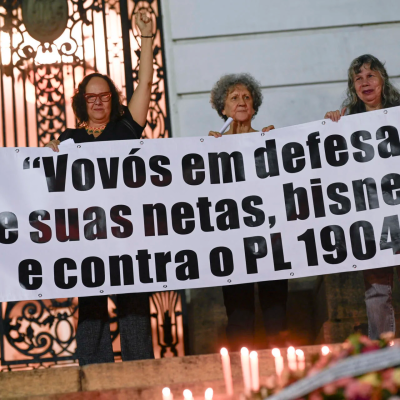 Avós protestam contra o PL 1904 no Rio de Janeiro. Rio de Janeiro, RJ, 2024. Fotografia de Mauro Pimentel. Agência France-Presse (AFP).