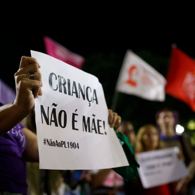 Manifestação de protesto contra o PL 1904/24, que equipara aborto a homicídio, com pena de até 20 anos, reúne mulheres na Cinelândia. Rio de Janeiro (RJ) 13/06/2024. Fotografia de Fernando Frazão. Agência Brasil.