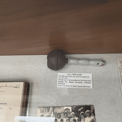 Chocalho para bebê com cabo de madeira - acervo do Museu Santa Casa de São Paulo – MSC-SP. Alícia Peres