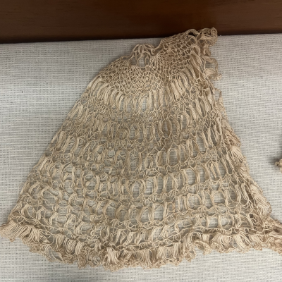 Detalhe da roupa de batismo feita manualmente por Leocádia de Azevedo Marques e Maria Cândida, que viveram no Asilo dos Expostos até 1919 - acervo do Museu Santa Casa de São Paulo – MSC-SP. Alícia Peres