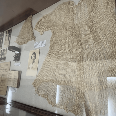 Roupa de batismo feita manualmente por Leocádia de Azevedo Marques e Maria Cândida, que viveram no Asilo dos Expostos até 1919 - acervo do Museu Santa Casa de São Paulo – MSC-SP. Alícia Peres